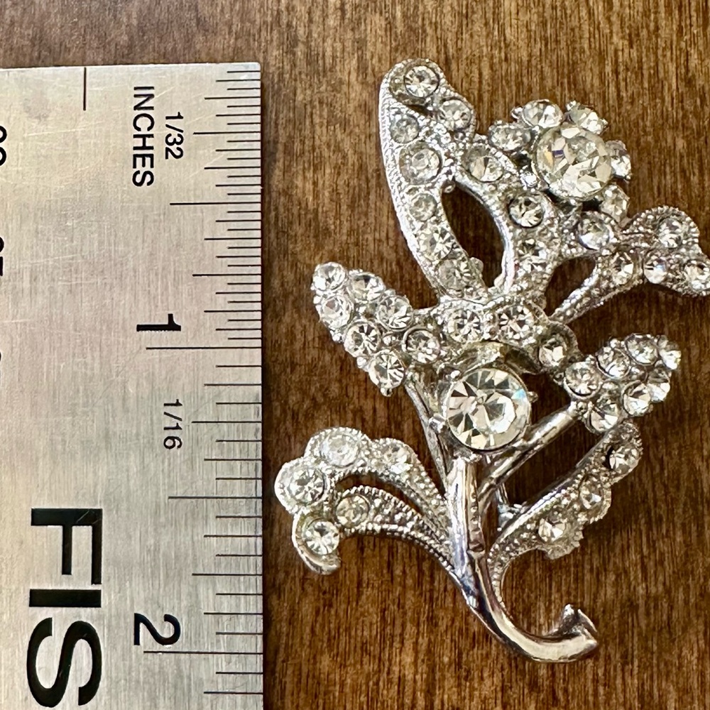 VINTAGE - Ornate Rhinestone Brooch with Intricate Floral Design - Picture 10 of 10